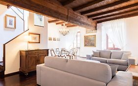 Palazzo Del Pero Luxury Attic - Bymyhomeincomo